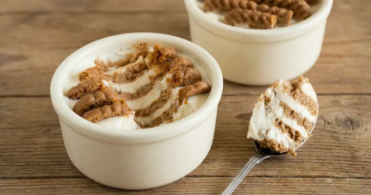 Viraler Skyr Lotus Cheesecake im Glas mit weichen Lotus Biscoff Keksen