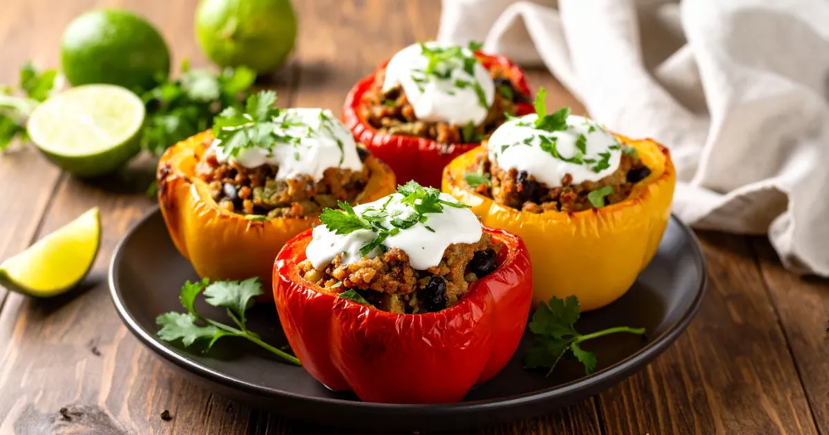 Gefüllte Tex-Mex-Paprika mit Sonnenblumenhack, Bohnencreme, Avocado und Joghurt
