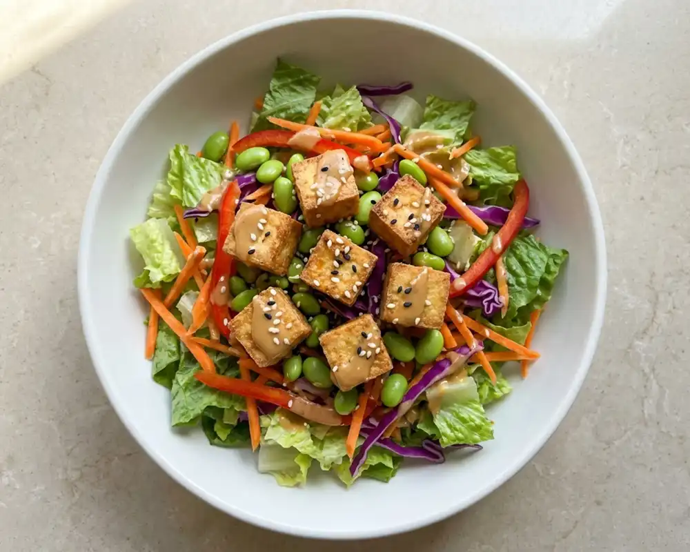 Protein Salat mit knusprigem Tofu und Erdnuss Dressing von oben fotografiert