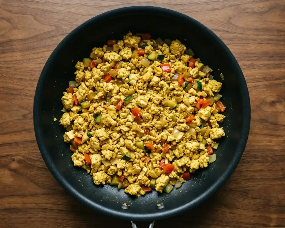 Gewürztes Tofu-Scramble in Pfanne goldgelb gebraten