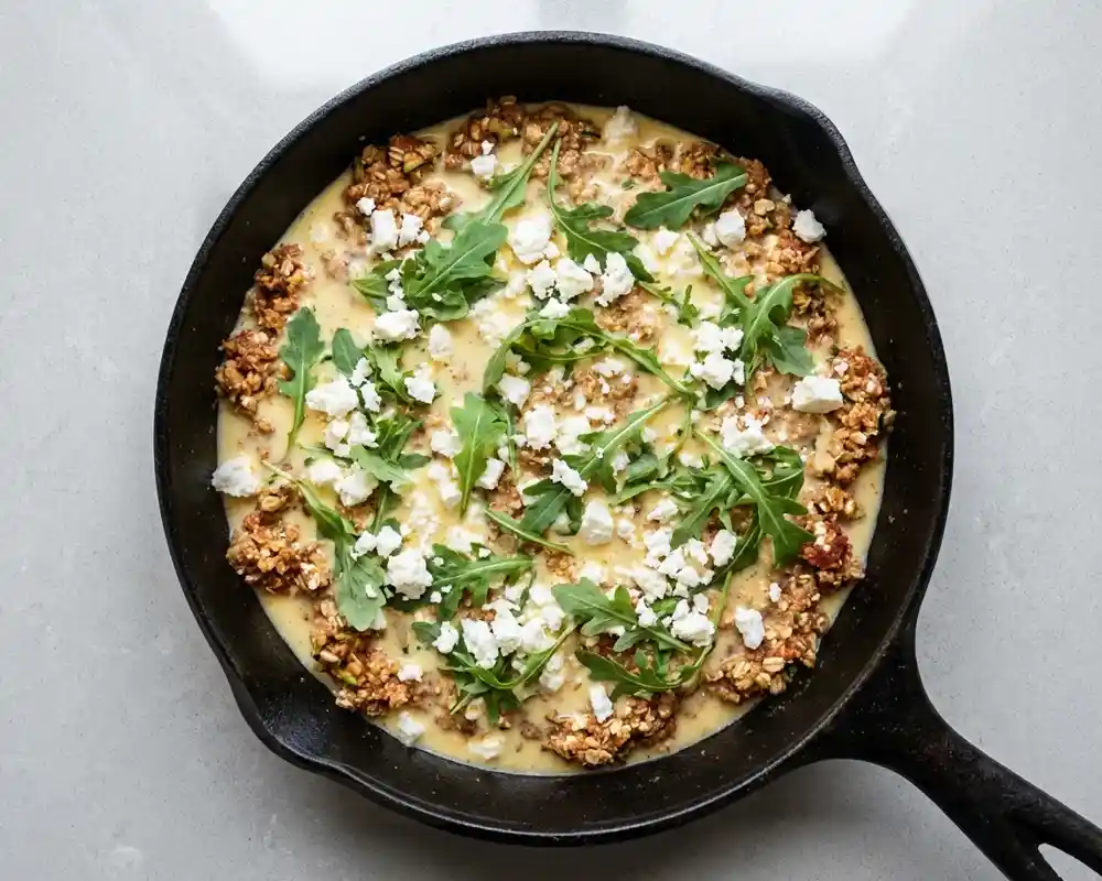 Frittata mit Feta und Rucola vor dem Backen