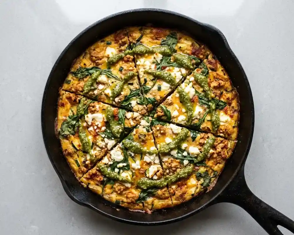 Geschnittene Frittata mit Rucolapesto serviert in Pfanne