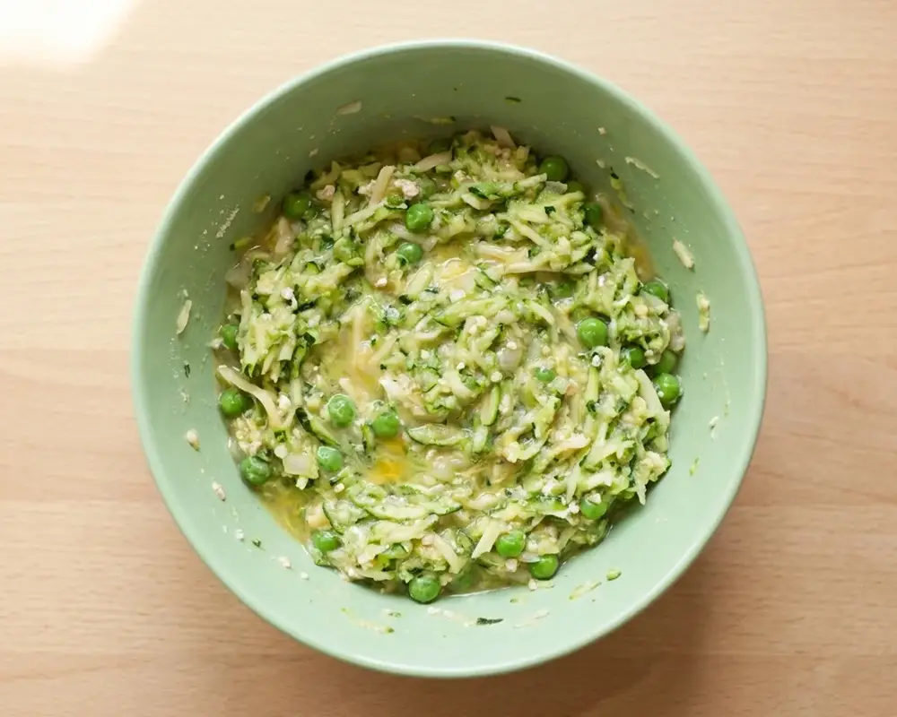 Zucchini-Erbsen-Masse fertig gemischt in Schüssel