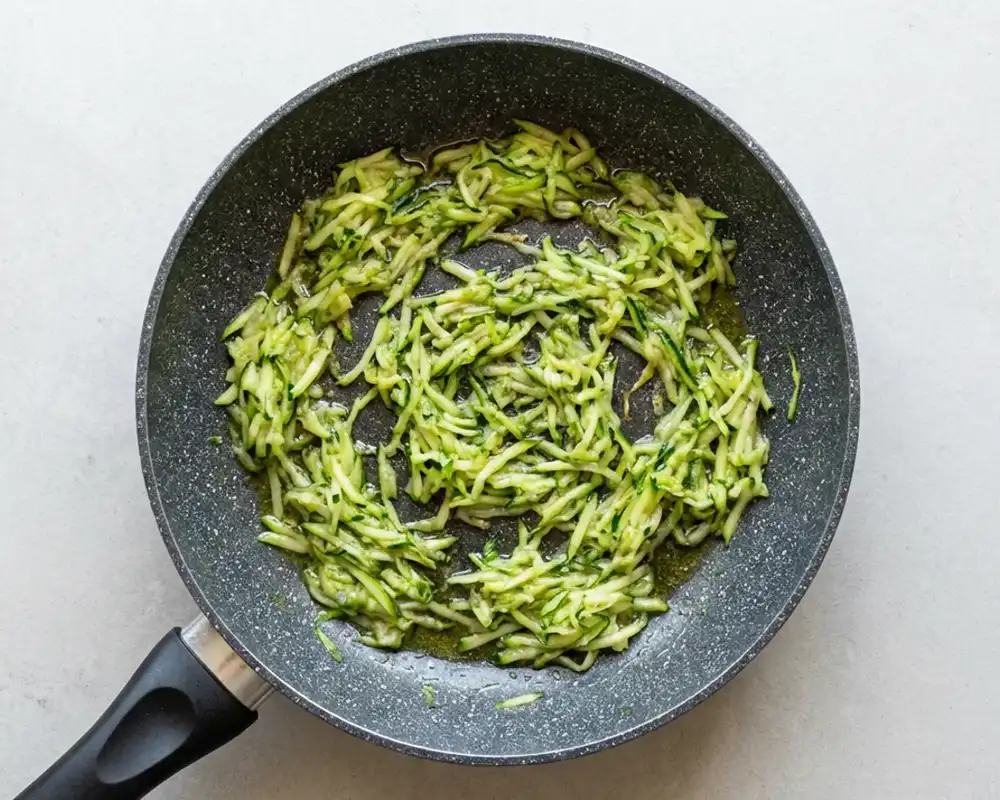 Geraspelte Zucchini in der Pfanne anbraten